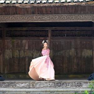 贵州云峰屯堡“村T”大秀上演：时尚跃动六百年古巷  民族共绘融合新画卷